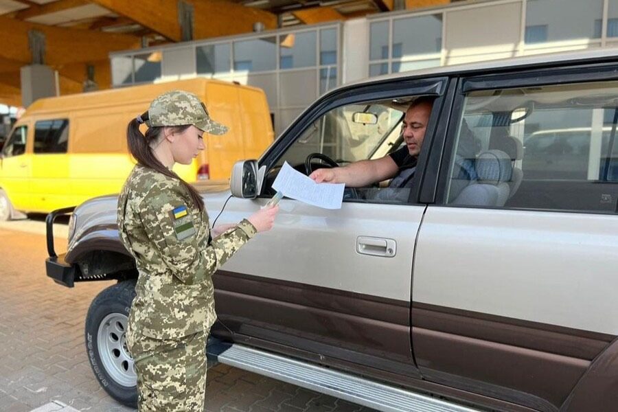 Кабмін ускладнив перебування чоловіків у прикордонні: потрібні документи
