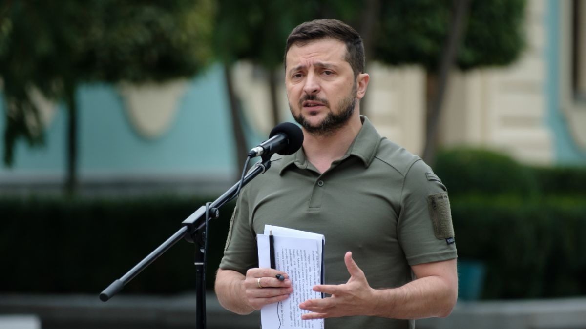 Скільки відсотків українців довіряють Зеленському: соцопитування