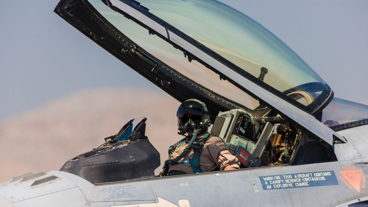 У The Economist повідомили, коли і скільки винищувачів F-16 прибуло до України 