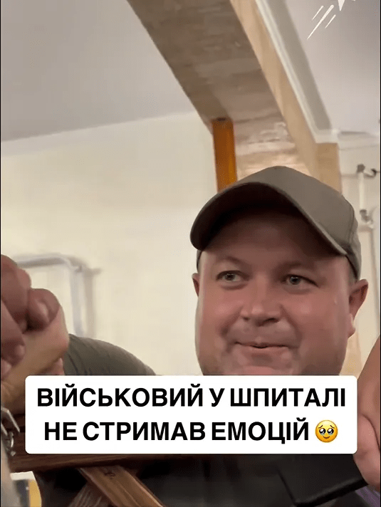 Поранений воїн ЗСУ заспівав з Пивоваровим і розчулив користувачів мережі (відео)
