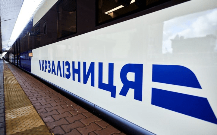Укрзалізниця втрапила у скандал через чоловіка в жіночому купе