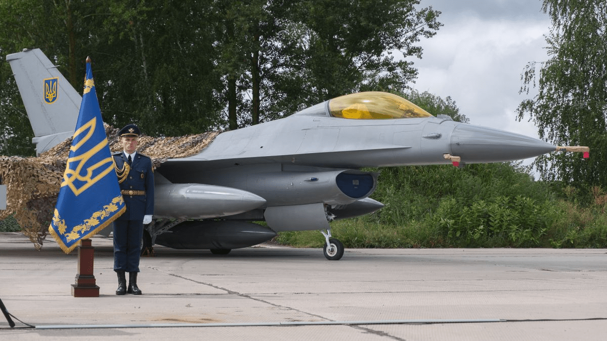 Чи зможе Україна бити F-16 по території Росії: в США відповіли
