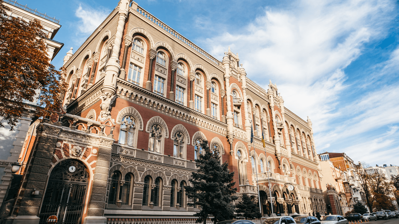 Українцям варто очікувати обмежень на карткові перекази: пояснення голови НБУ