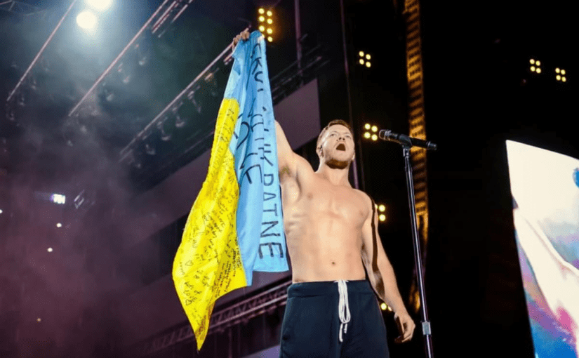 Вірусне відео: фронтмен гурту Imagine Dragons вчергове підняв прапор України під час концерту ➤ Prozoro.net.ua