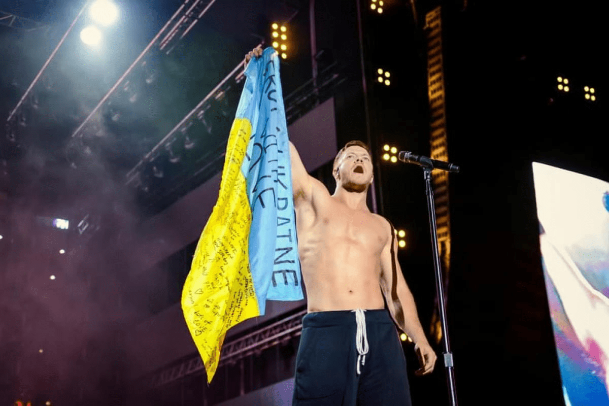 Вірусне відео: фронтмен гурту Imagine Dragons вчергове підняв прапор України під час концерту ➤ Prozoro.net.ua