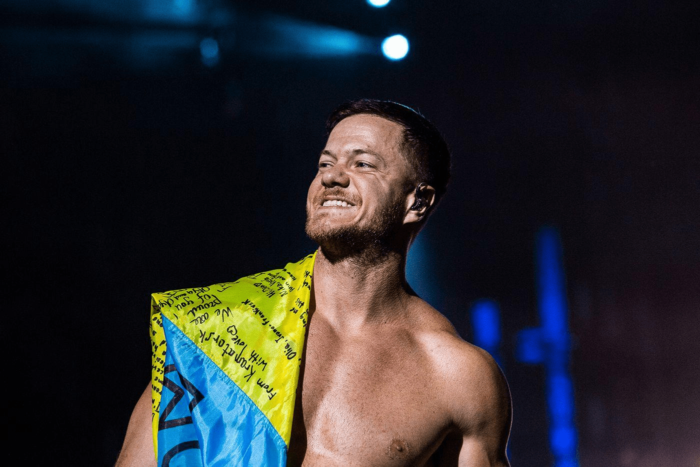 Вірусне відео: фронтмен гурту Imagine Dragons вчергове підняв прапор України під час концерту