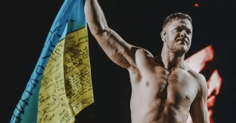 Вірусне відео: фронтмен гурту Imagine Dragons вчергове підняв прапор України під час концерту