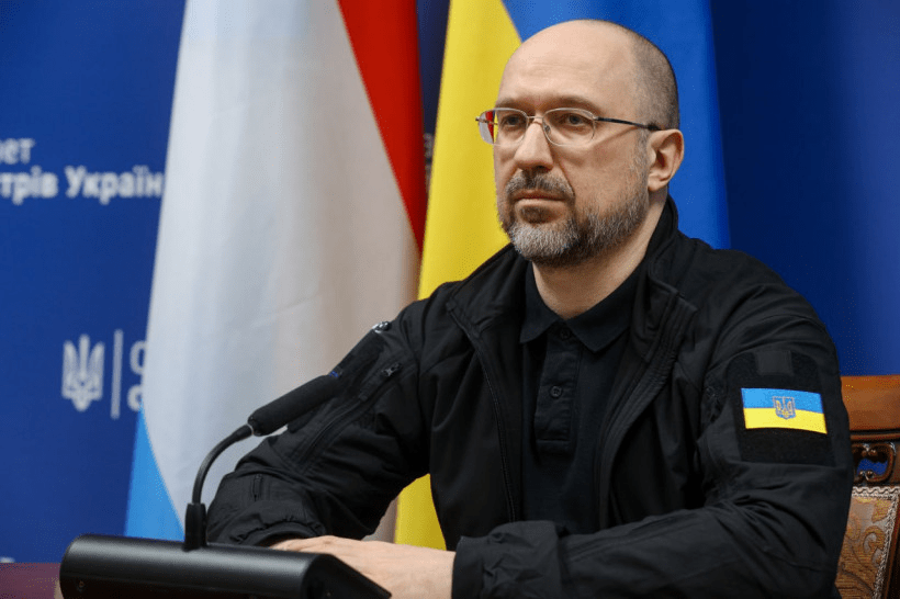 Новий принцип від уряду: українці повинні або воювати, або працювати