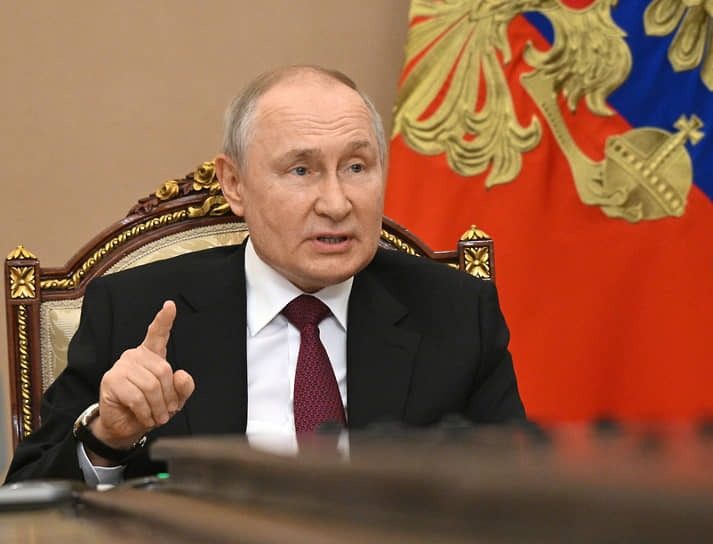 Диктатор на коленях: Путин неожиданно заговорил про Курск