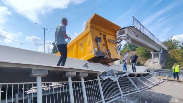 На трасі Київ – Одеса обвалився пішохідний міст: фото