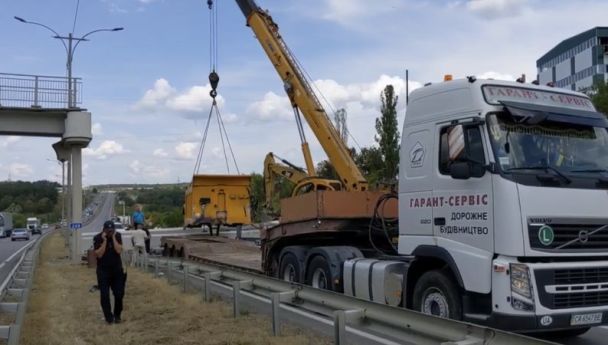 На трасі Київ – Одеса обвалився пішохідний міст: фото