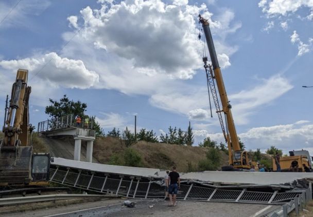 На трасі Київ – Одеса обвалився пішохідний міст: фото ➤ Prozoro.net.ua