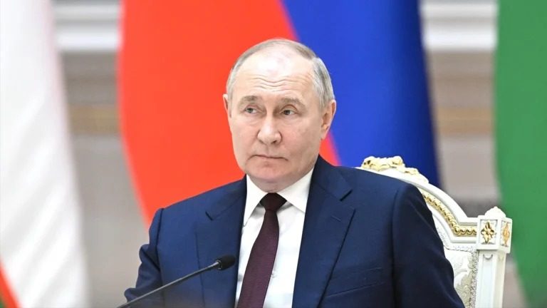 Диктатор на коленях: Путин неожиданно заговорил про Курск