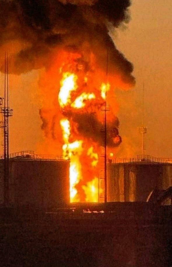 В Ростовщине на РФ введен режим ЧС: никак не погасят нефтебазу