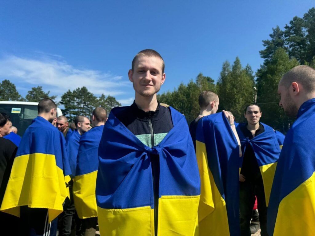 Из плена Украина вернула домой 115 защитников