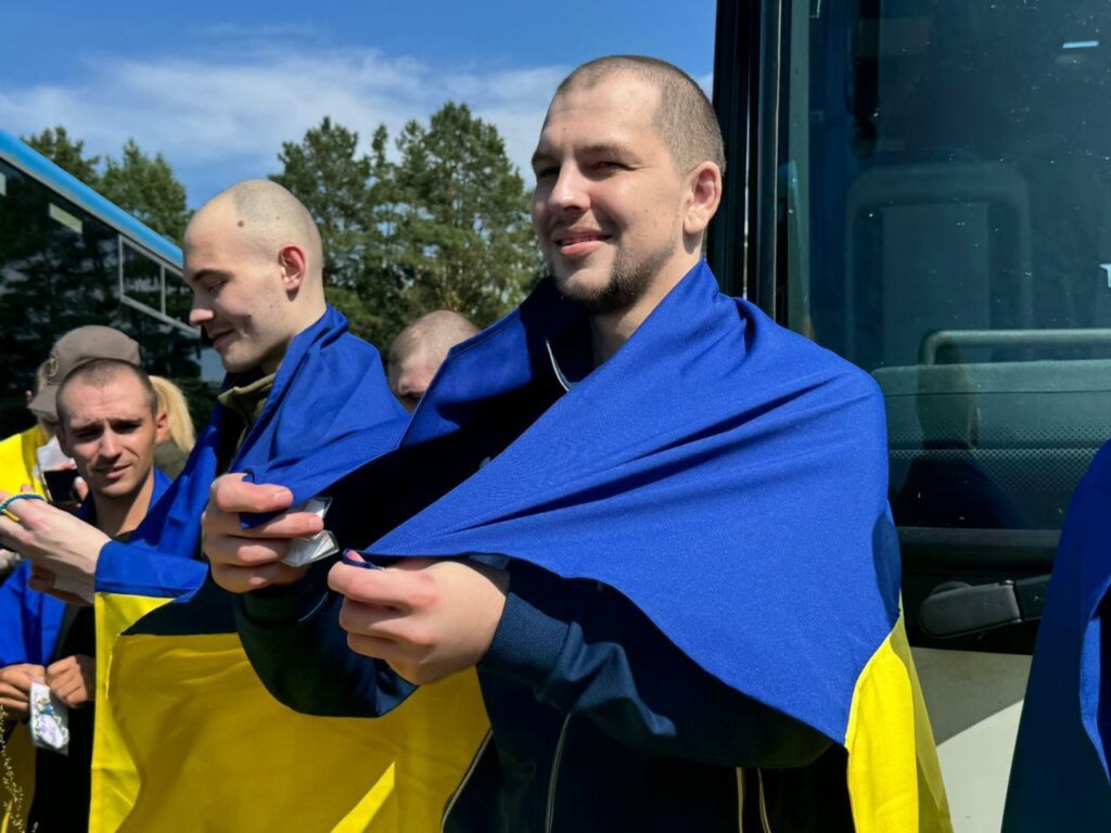Из плена Украина вернула домой 115 защитников