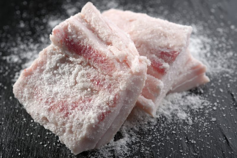 Хитрый трюк с салом: теперь при засолке всегда мягкое и вкусное