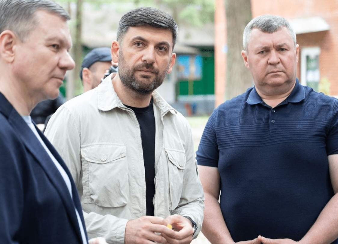 Сильно схуд і змінив імідж: як зараз виглядає Гройсман