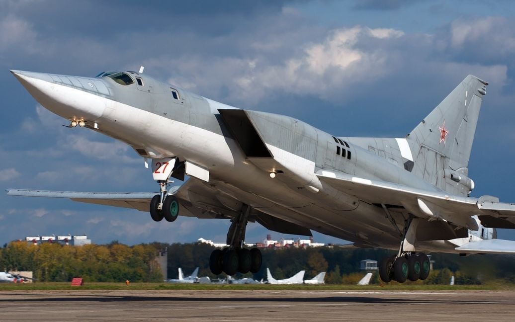Яскраві кадри падіння російського Ту-22М3 та детонації ракет показали в Мережі (відео)