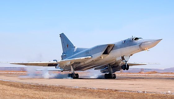 Яскраві кадри падіння російського Ту-22М3 та детонації ракет показали в Мережі (відео)