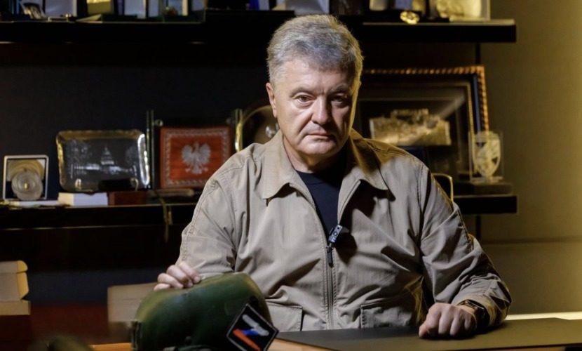 Порошенко потроллил РФ, признавшую его террористом и экстремистом
