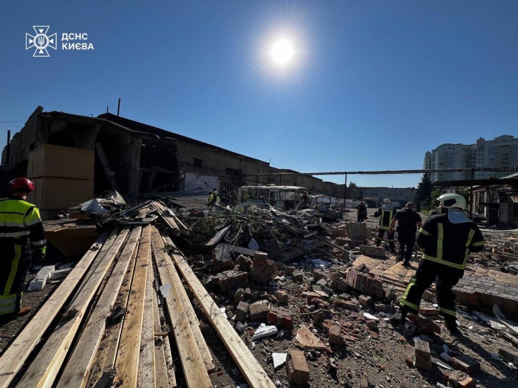 Взрыв на автопредприятии в Киеве: названо количество погибших (фото)