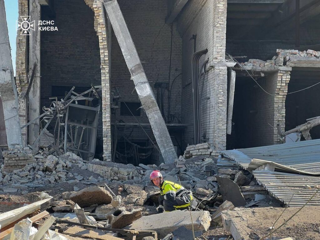 Взрыв на автопредприятии в Киеве: названо количество погибших (фото)