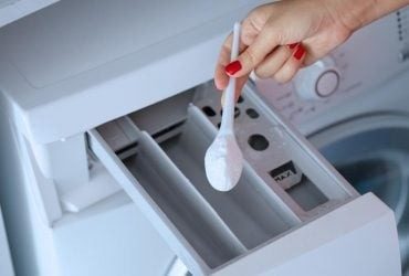 Об этом знают единицы: вот сколько порошка нужно добавлять в стирку