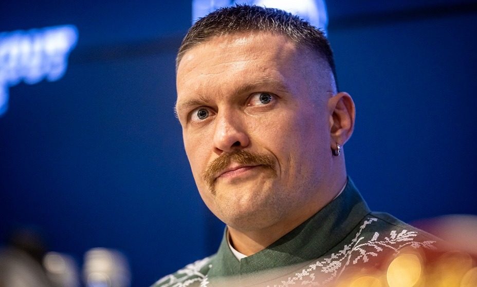Почему на Усика надели наручники: поляки назвали странную причину