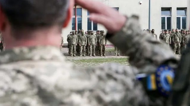 В Україні “зупинили” мобілізацію деяких чоловіків: що відомо