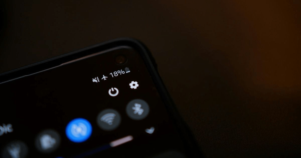 “Літачок” від усіх бід: навіщо вмикати режим польоту на вашому смартфоні