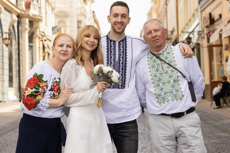 “Сімейний портрет”: Ірина Сопонару показала фото з родиною чоловіка