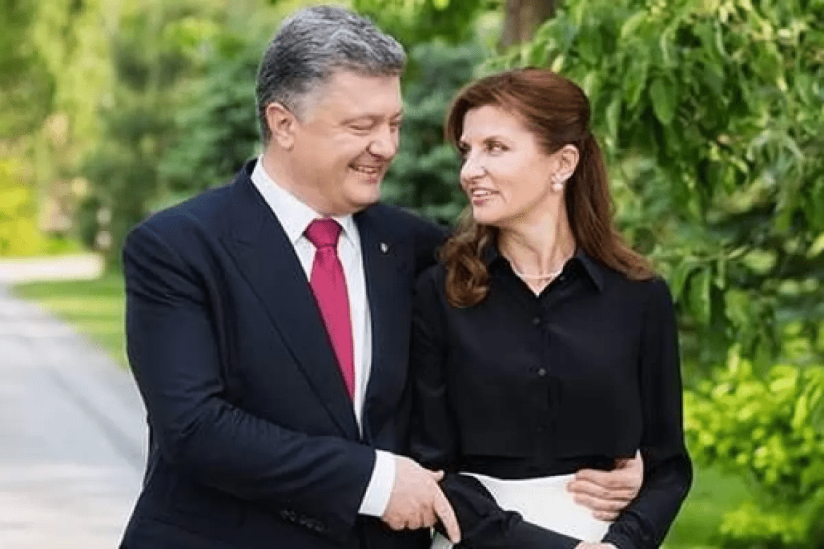 Поцілунок Петра і Марини Порошенків зворушив мережу (фото)
