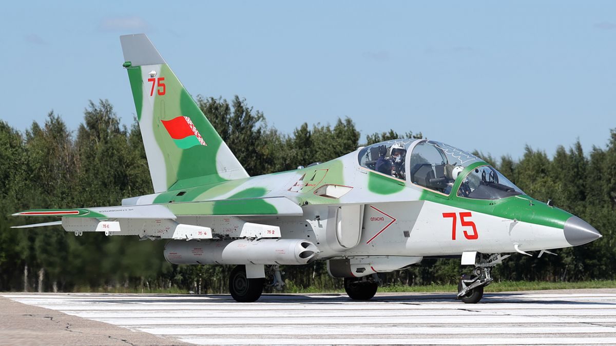 В Україну вдерся білоруський літак Як-130  ➤ Prozoro.net.ua