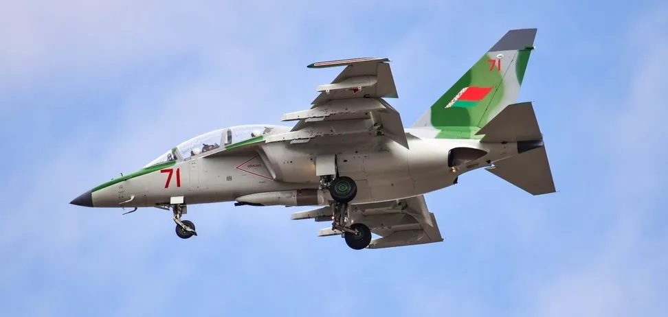 В Україну вдерся білоруський літак Як-130 