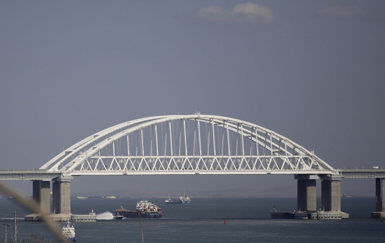 Окупанти забивають палі біля Кримського мосту: ось навіщо
