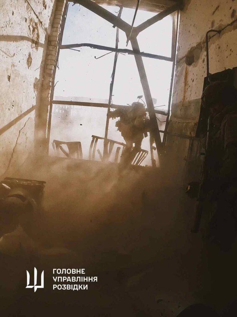 Спецпризначенці ГУР звільнили Вовчанський агрегатний завод: фото та відео