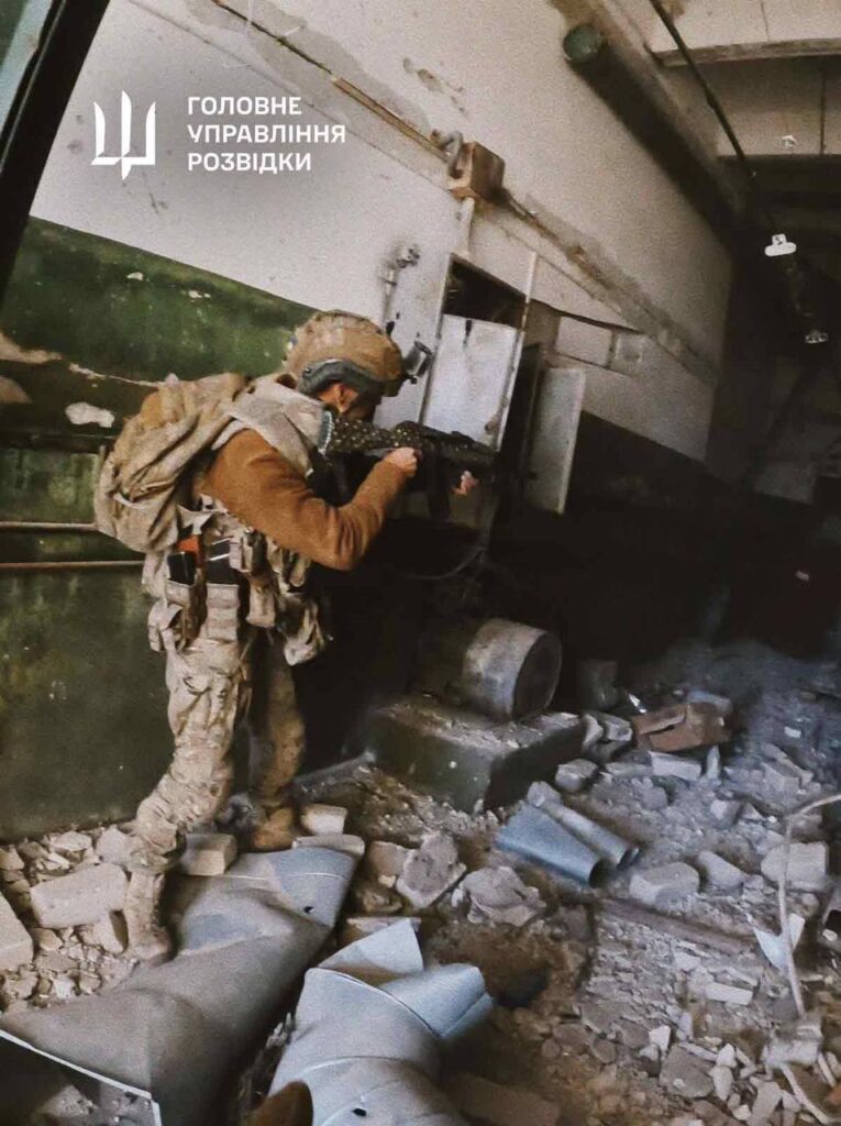 Спецпризначенці ГУР звільнили Вовчанський агрегатний завод: фото та відео