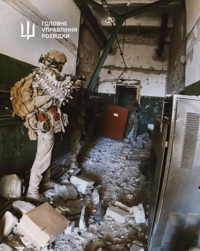 Спецпризначенці ГУР звільнили Вовчанський агрегатний завод: фото та відео