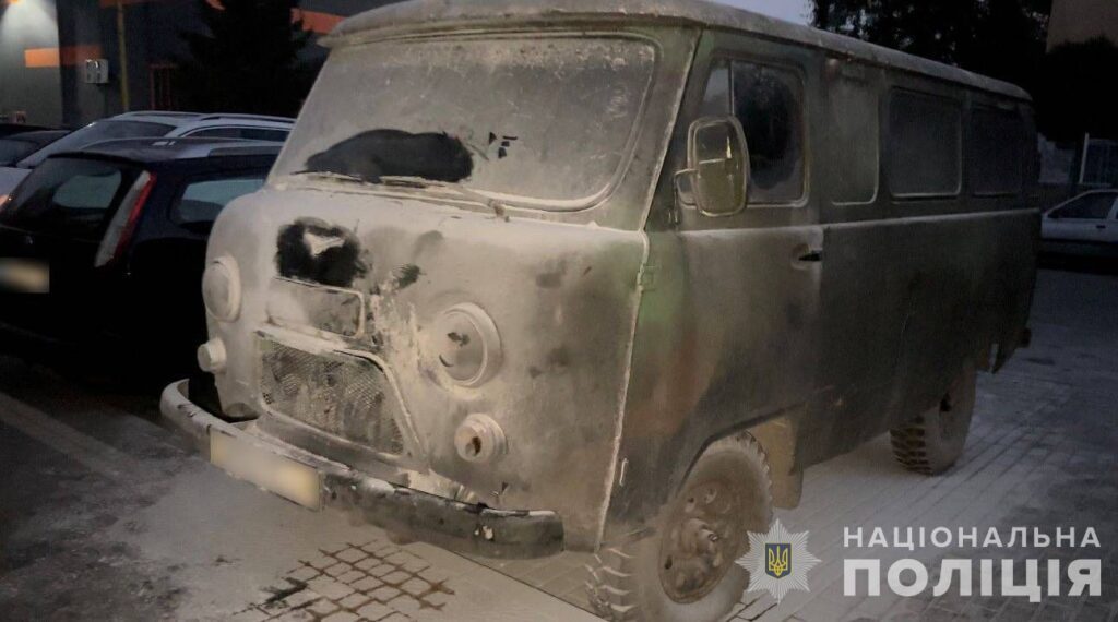 Хлопець приїхав до Ужгорода та палив автомобілі військових: фото 