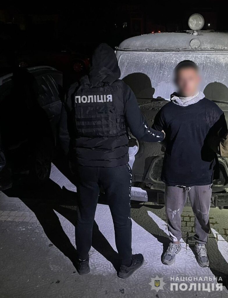 Хлопець приїхав до Ужгорода та палив автомобілі військових: фото 