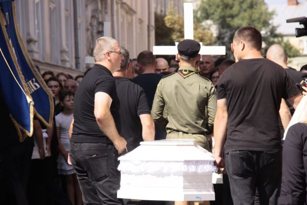 У Львові попрощалися з сім’єю, яка загинула під час удару РФ 6 У Львові попрощалися з сім’єю, яка загинула під час удару РФ