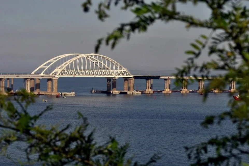 Окупанти забивають палі біля Кримського мосту: ось навіщо