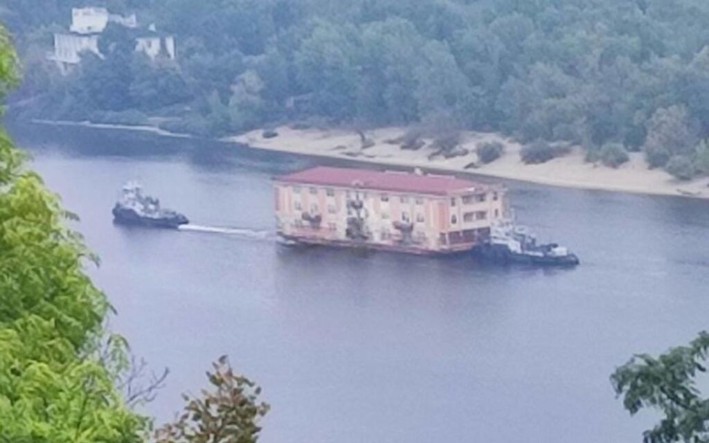 В Киеве по Днепру плыла трехэтажная постройка 3 В Киеве по Днепру плыла трехэтажная постройка