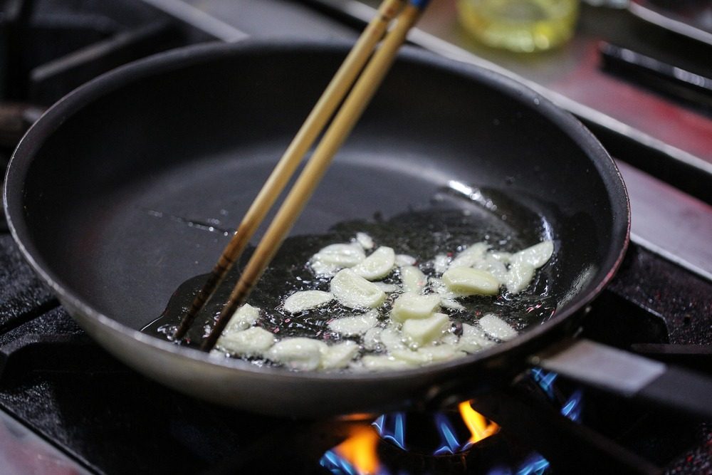 Если у вас прилипает еда к сковороде – вы совершаете эти ошибки