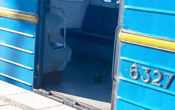 Стало відомо, хто закинув “міну” до вагона метро в Києві