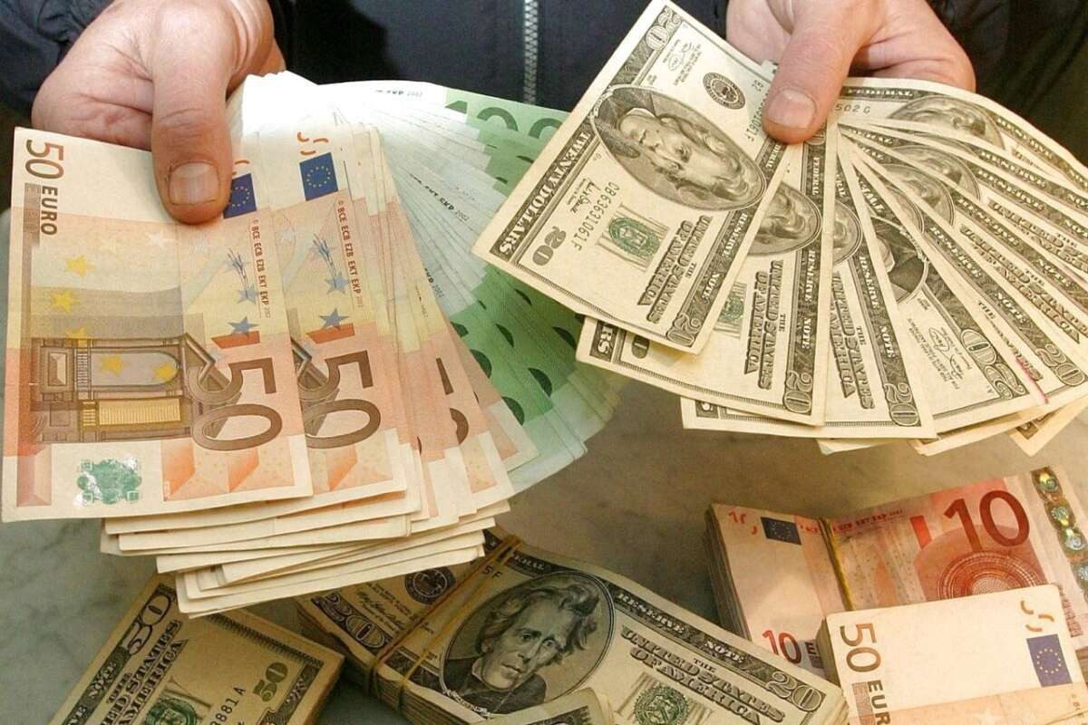 Українцям пояснили, у якій валюті краще тримати гроші
