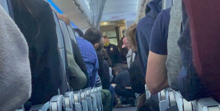 «Президентка» учинила скандал в самолете и приказала развернуться