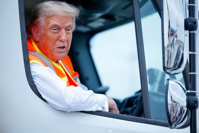 Трамп вийшов до журналістів у одязі сміттяра: до чого тут Байден