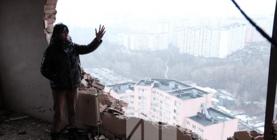 Обстрел Киева «Шахедами»: жителей многоэтажки спасло дерево